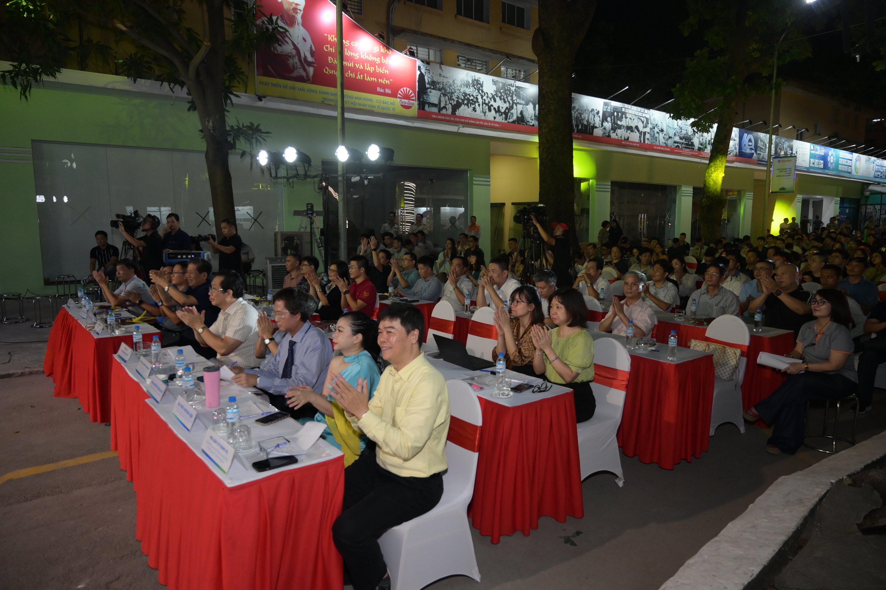 Rất đông khán giả đến tham dự và cổ vũ cho các thí sinh